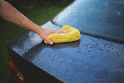 Lavare l’auto da soli non è solo ecologico, ma anche divertente